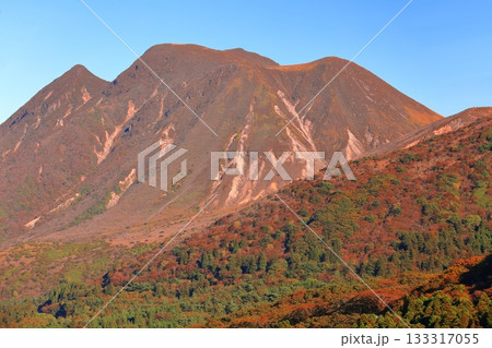 【大分県】牧ノ戸展望台から見た九重連山の紅葉 【大分県】牧ノ戸展望台から見た九重連山の紅葉 133317055