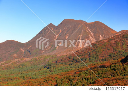 【大分県】牧ノ戸展望台から見た九重連山の紅葉 133317057
