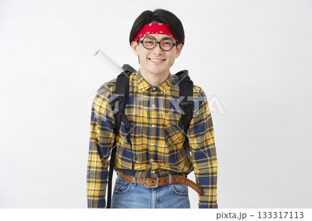 アキバ系の男性　白背景　ポートレート　カメラ目線 133317113