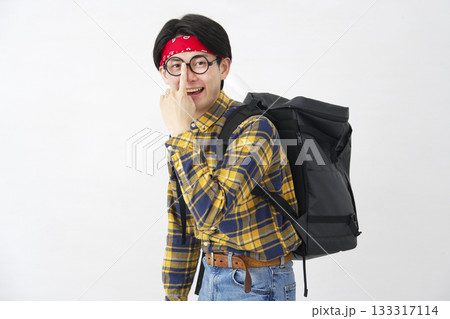 アキバ系の男性　白背景　ポートレート　カメラ目線 133317114