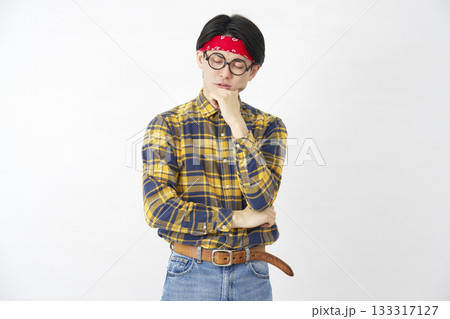 アキバ系の男性　悩む　白背景 133317127