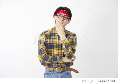 アキバ系の男性　想像する　白背景 133317134