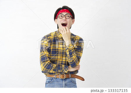 アキバ系の男性　想像する　白背景 133317135