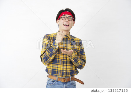 アキバ系の男性　ひらめく　白背景 133317136