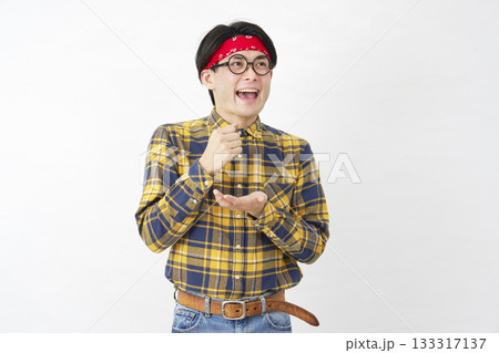 アキバ系の男性　ひらめく　白背景 133317137