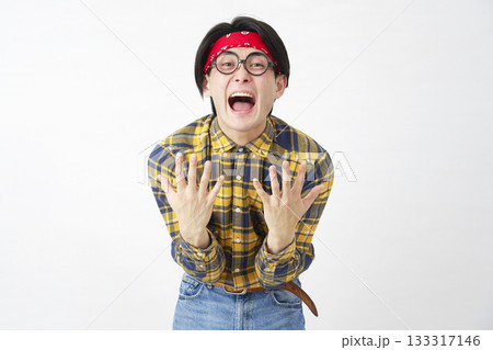 アキバ系の男性　クレーマー　白背景　カメラ目線 133317146