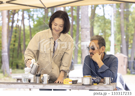 自然の中でコーヒーを淹れる夫婦 自然の中でコーヒーを淹れる夫婦 133317233
