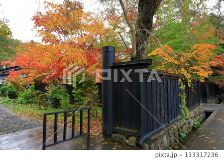 秋の角館武家屋敷通り　紅葉風景 133317236