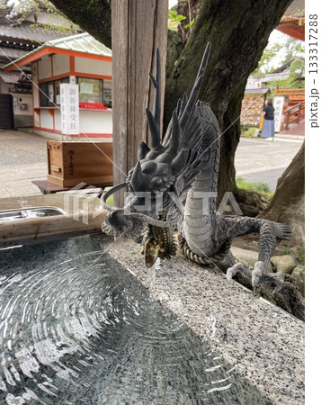 日本の神社、手水鉢の竜の吐水口 133317288