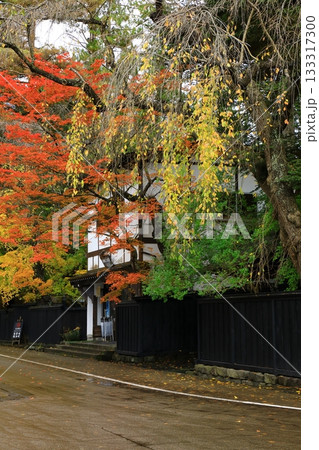 秋の角館武家屋敷通り　紅葉風景 133317300