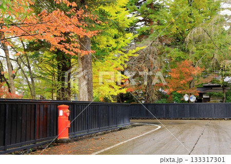 秋の角館武家屋敷通り　紅葉風景 133317301