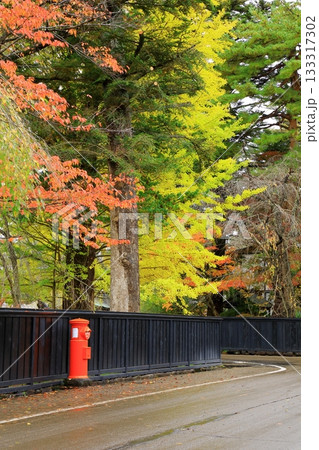 秋の角館武家屋敷通り　紅葉風景 133317302