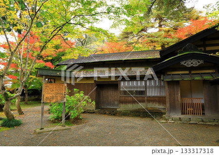 秋の角館武家屋敷通り　紅葉風景 133317318