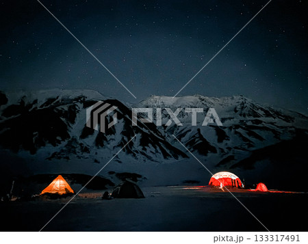冬の室堂テント場と星空、立山連峰を望む夜の風景 133317491