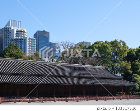 江戸城の百人番所とビル群 133317510