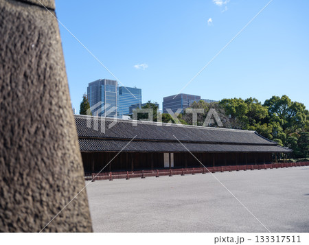 江戸城の百人番所とビル群 江戸城の百人番所とビル群 133317511