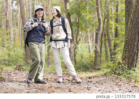 ハイキングをする女性 133317578