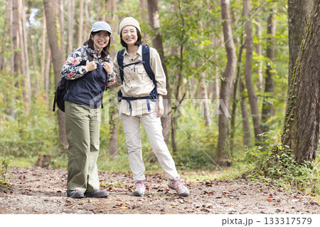 ハイキングをする女性 133317579