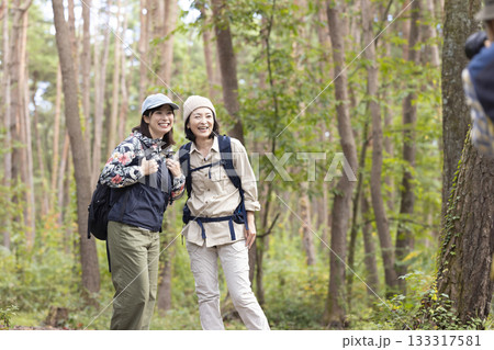 ハイキングをする女性 133317581