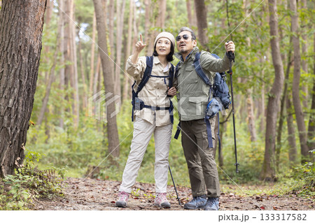 ハイキングをするミドル夫婦 ハイキングをするミドル夫婦 133317582