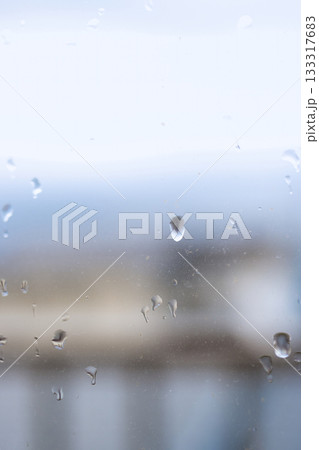 雨の日の窓についた水滴 雨の日の窓についた水滴 133317683