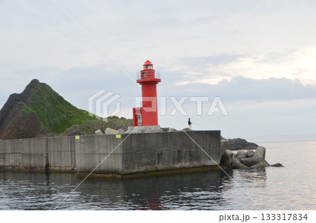 赤い灯台と釣り人(ウトロ港/斜里郡斜里町) 赤い灯台と釣り人(ウトロ港/斜里郡斜里町) 133317834