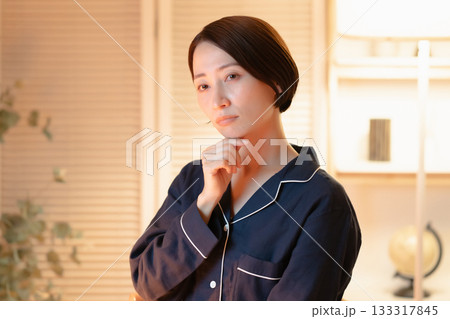 悩むパジャマ姿の女性 133317845