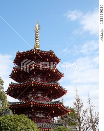 青空に映える川崎大師五重塔 133319030