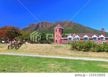 【大分県】快晴のガンジー牧場と九重連山 【大分県】快晴のガンジー牧場と九重連山 133319093