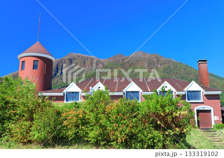 【大分県】快晴のガンジー牧場と九重連山 【大分県】快晴のガンジー牧場と九重連山 133319102