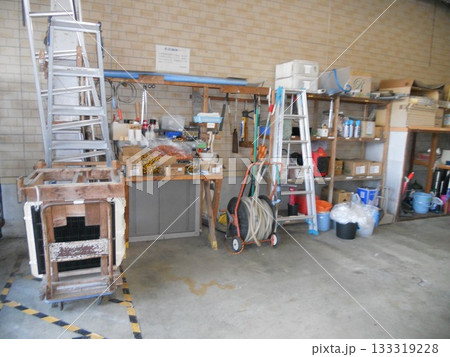 工事現場に置かれた工具 133319228