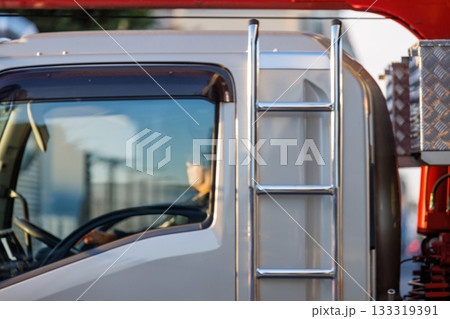 朝日を受けるトラックとドライバー 133319391