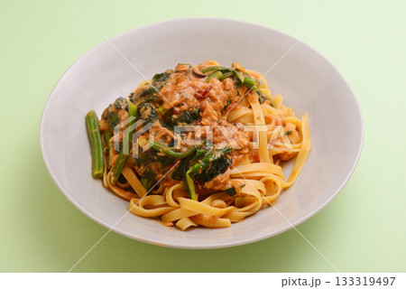 ツナとほうれん草のトマトソースパスタ 133319497