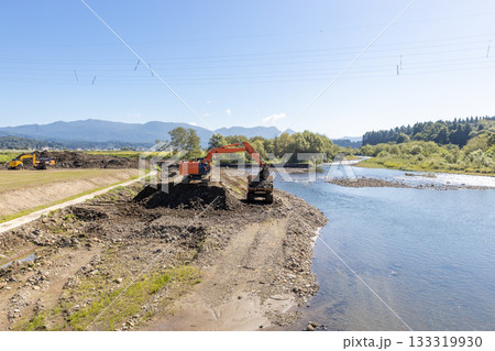河川の河道拡幅工事をする重機 133319930