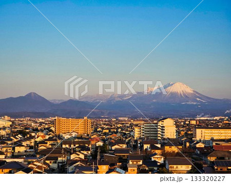 夕日に染まる冬の雪景色の大山 133320227