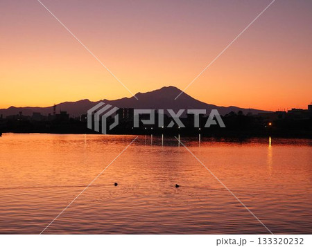 夕焼けに染まる大山 133320232