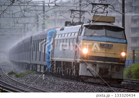 東海道本線　真鶴　JR貨物　EF66-30（愛知）＋相模鉄道　20000系　20101編成　甲種輸送 133320434
