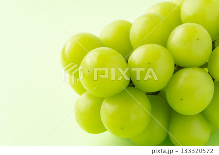 美味しそうなシャインマスカットのクローズアップ 133320572