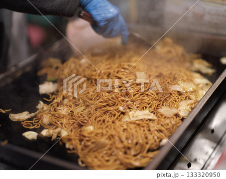 屋台の鉄板で焼きそばを作っているシーン 屋台の鉄板で焼きそばを作っているシーン 133320950