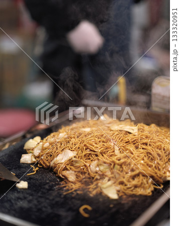 屋台の鉄板で焼きそばを作っているシーン 133320951