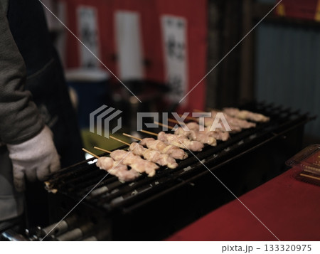 露天商が焼き鳥を焼いているシーン 露天商が焼き鳥を焼いているシーン 133320975