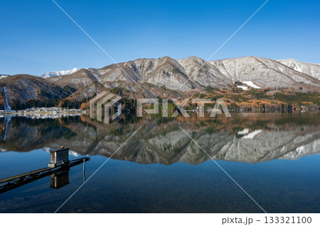 青木湖に映る冠雪した山並み　長野県大町市 133321100