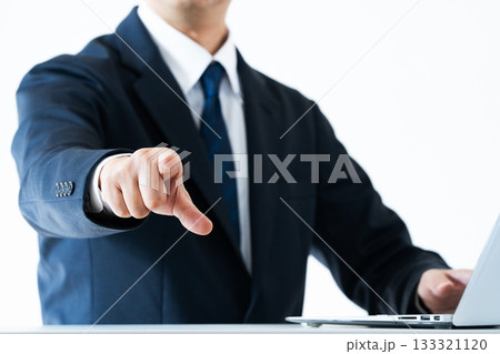 指摘するビジネスマン 133321120