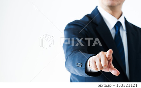 指摘するビジネスマン 133321121