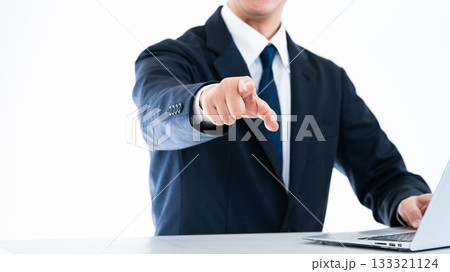 指摘するビジネスマン 133321124