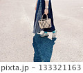 歩く女性 133321163