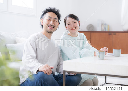 笑顔で寄り添う夫婦のリラックスシーン　カメラ目線 133321414