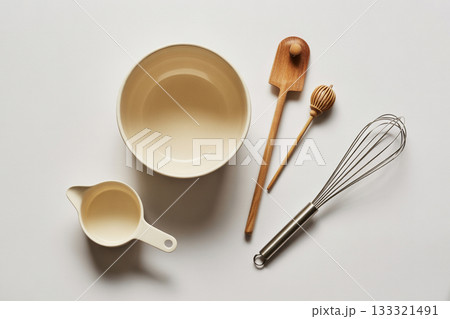 お菓子作り道具セット（ボウル・泡立て器・計量カップ）白背景 133321491