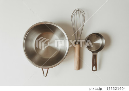 お菓子作り道具セット(ボウル・泡立て器・計量カップ)白背景 お菓子作り道具セット(ボウル・泡立て器・計量カップ)白背景 133321494