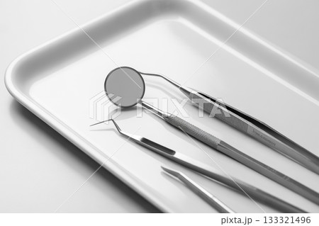 清潔な歯科器具セットと滅菌トレイ／歯医者の診察準備イメージ 133321496
